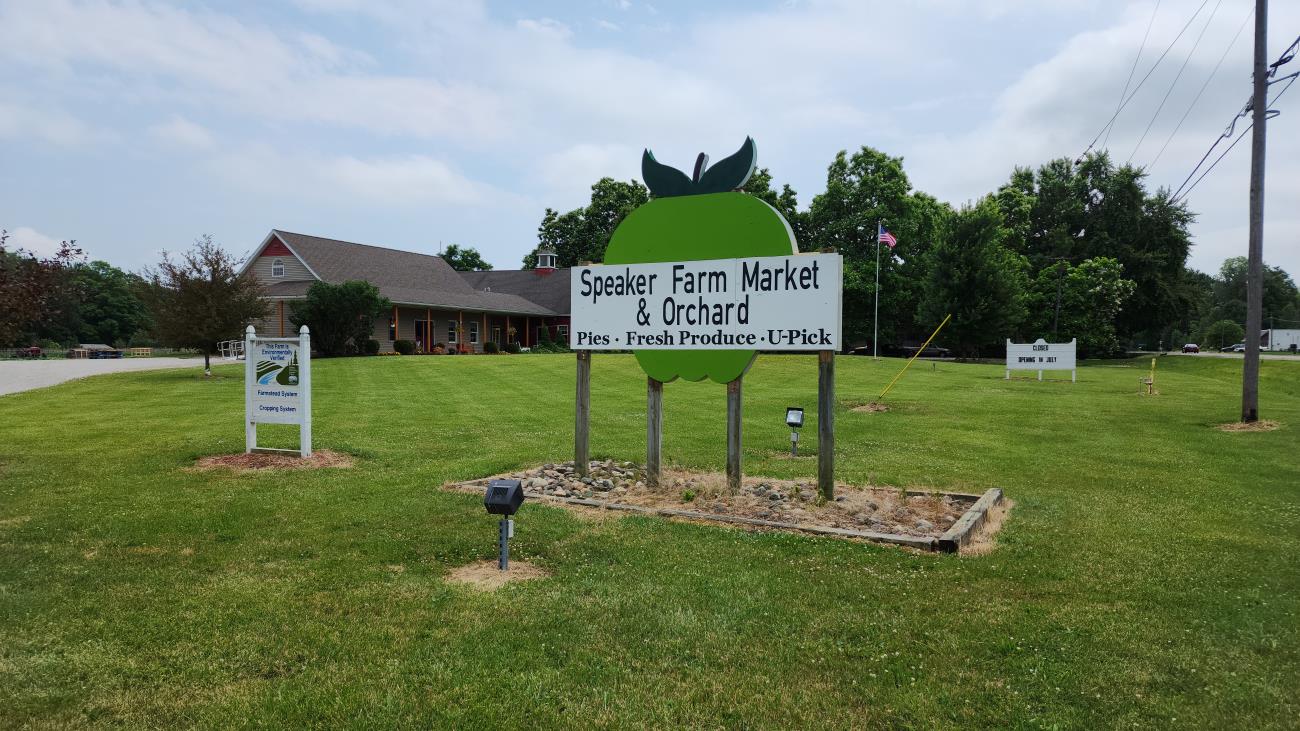 Farm sign in front of Speaker Farm Market & Orchards in Melvin