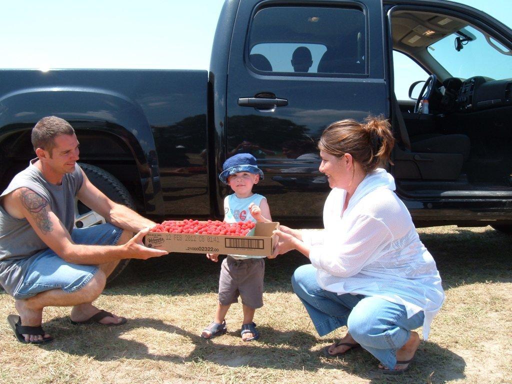 U-Pick customers at Riverbend Farms