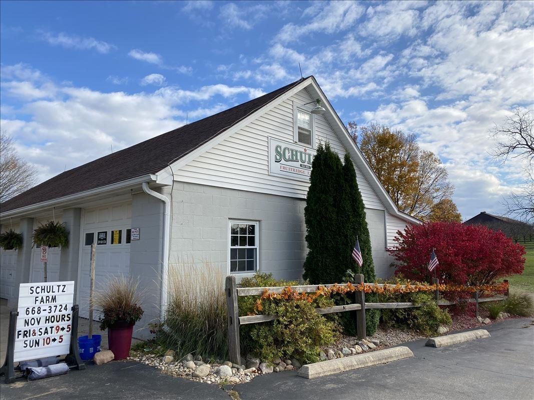 Schultz Fruitridge Farms Farm. Market in Mattawan, Michigan